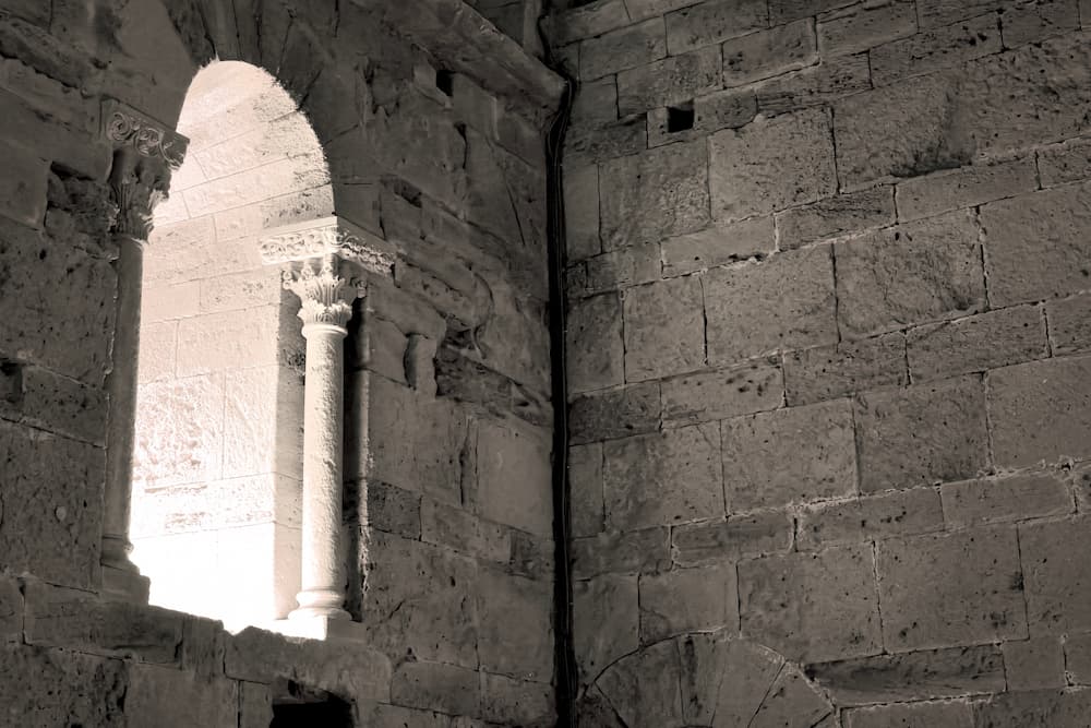 Bazi-Chart-Erklärung-Bedeutung-4-Säulen Architektonische Säule im warmen Licht als Symbol für die vier Säulen im Bazi Chart