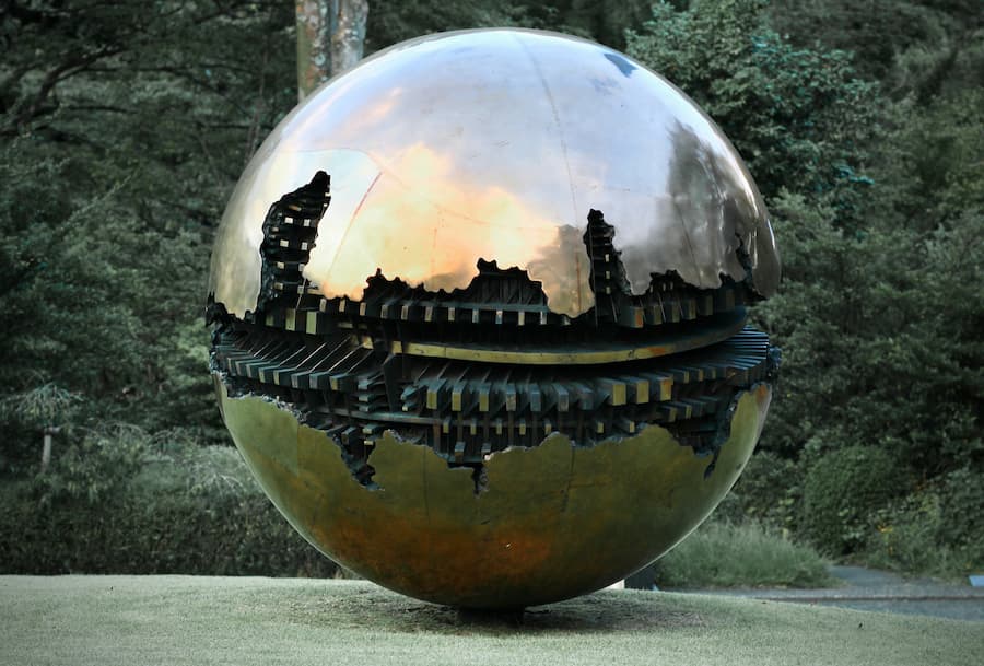 Metallene Skulptur in Kugelform als Symbol für Klarheit, Umbruch und innere Wahrheit im August 2025 – im Spannungsfeld von Holz- und Metallenergie laut chinesischer Astrologie.