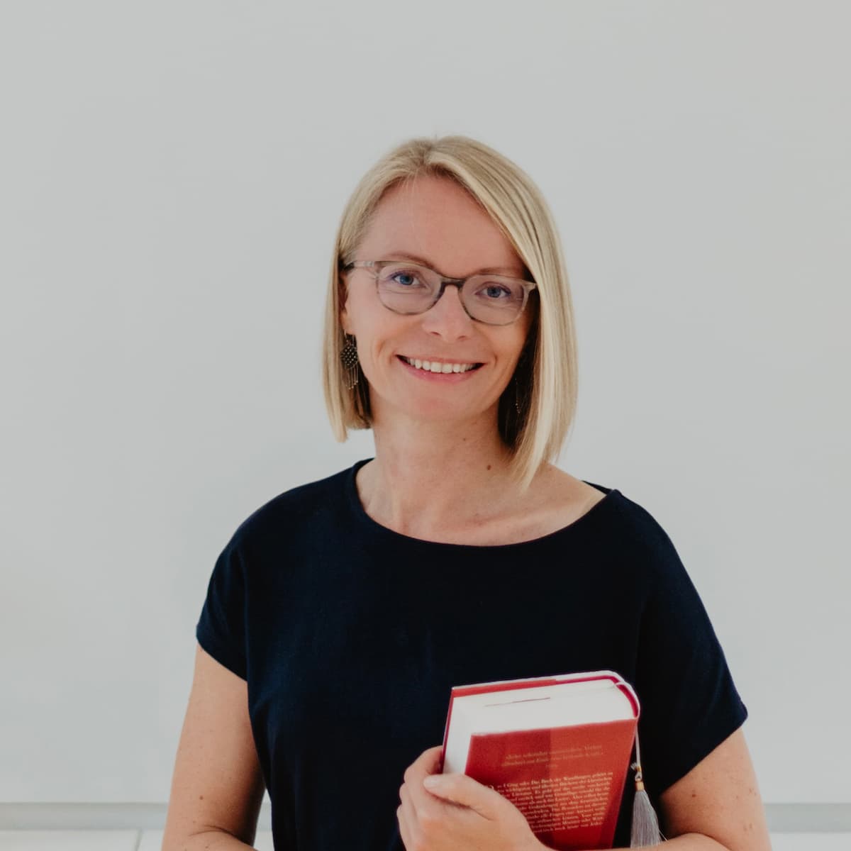 Maria Kosmala, Bazi Suanming Lehrerin, mit I Ging Buch in der Bazi Wisdom Academy®