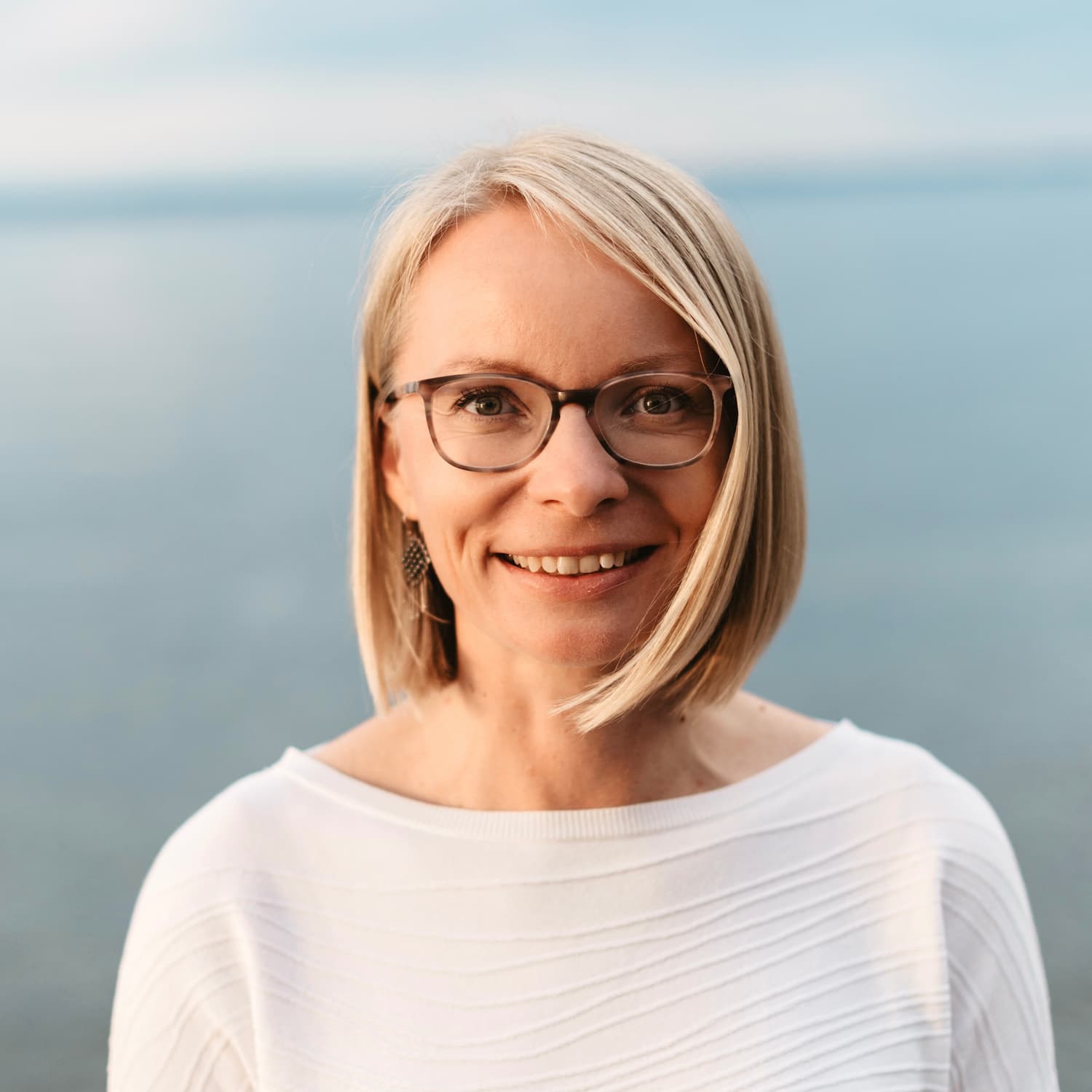 Home Maria Kosmala 2 Maria Kosmala – Lehrerin und Expertin für chinesische Astrologie (Bazi Suanming) – steht am Bodensee in der Ostschweiz, lächelt ruhig und verkörpert Klarheit, Präsenz und innere Balance.