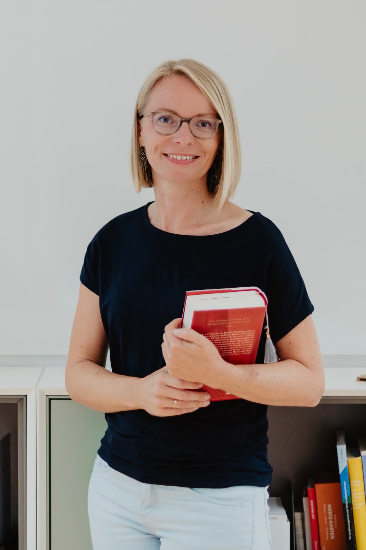 Maria-Kosmala-Bazi-Suanming-lernen-Bazi-Wisdom-Academy-2 Maria Kosmala, Bazi Suanming Lehrerin, mit I Ging Buch in der Bazi Wisdom Academy®