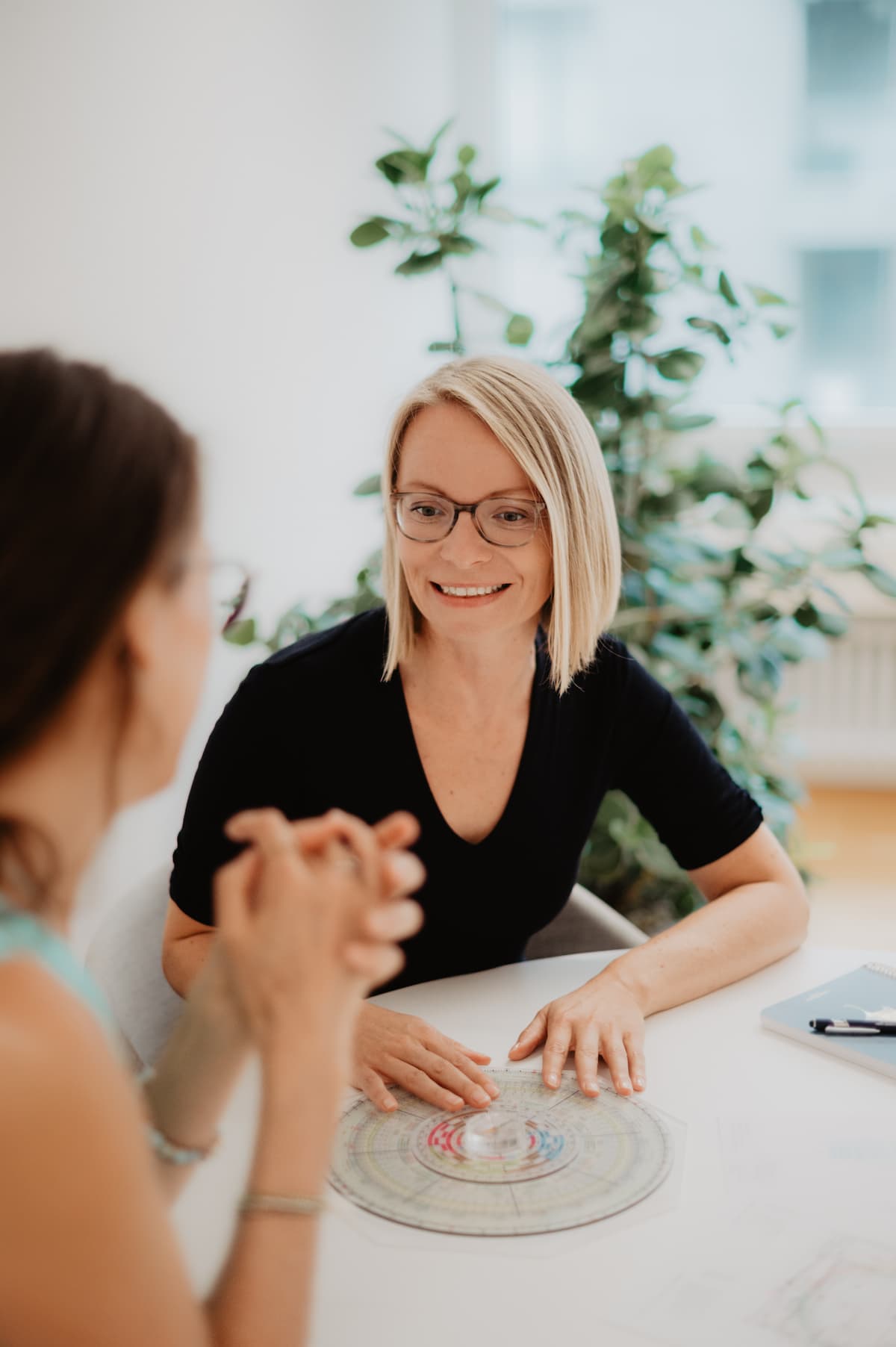 Maria Kosmala im Gespräch bei einer Feng Shui Beratung