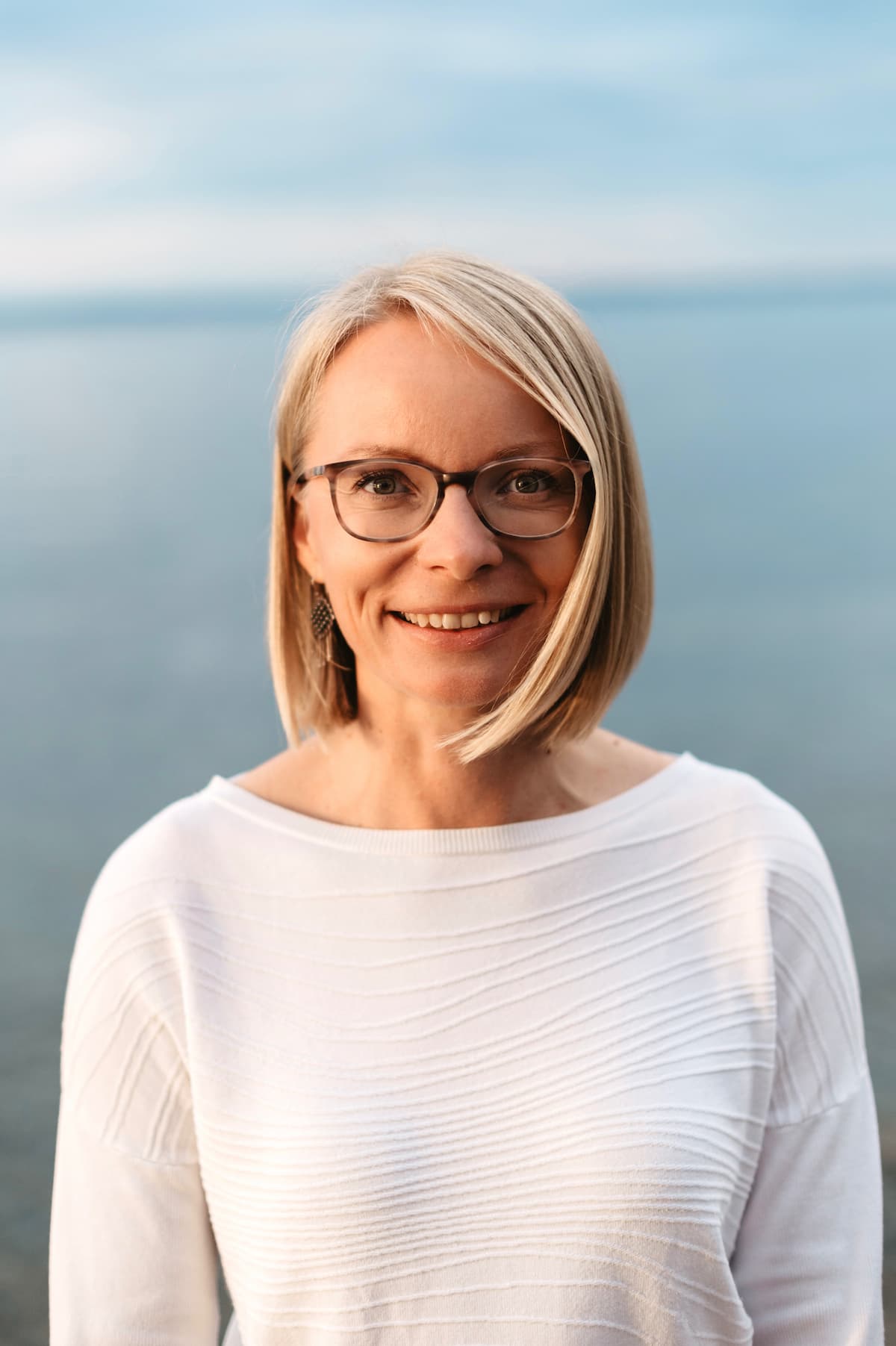 Maria-Kosmala-Chinesische-Astrologie-Ausbildung-Bazi-Wisdom-Academy-3 Maria Kosmala – Lehrerin und Expertin für chinesische Astrologie (Bazi Suanming) – steht am Bodensee in der Ostschweiz, lächelt ruhig und verkörpert Klarheit, Präsenz und innere Balance.