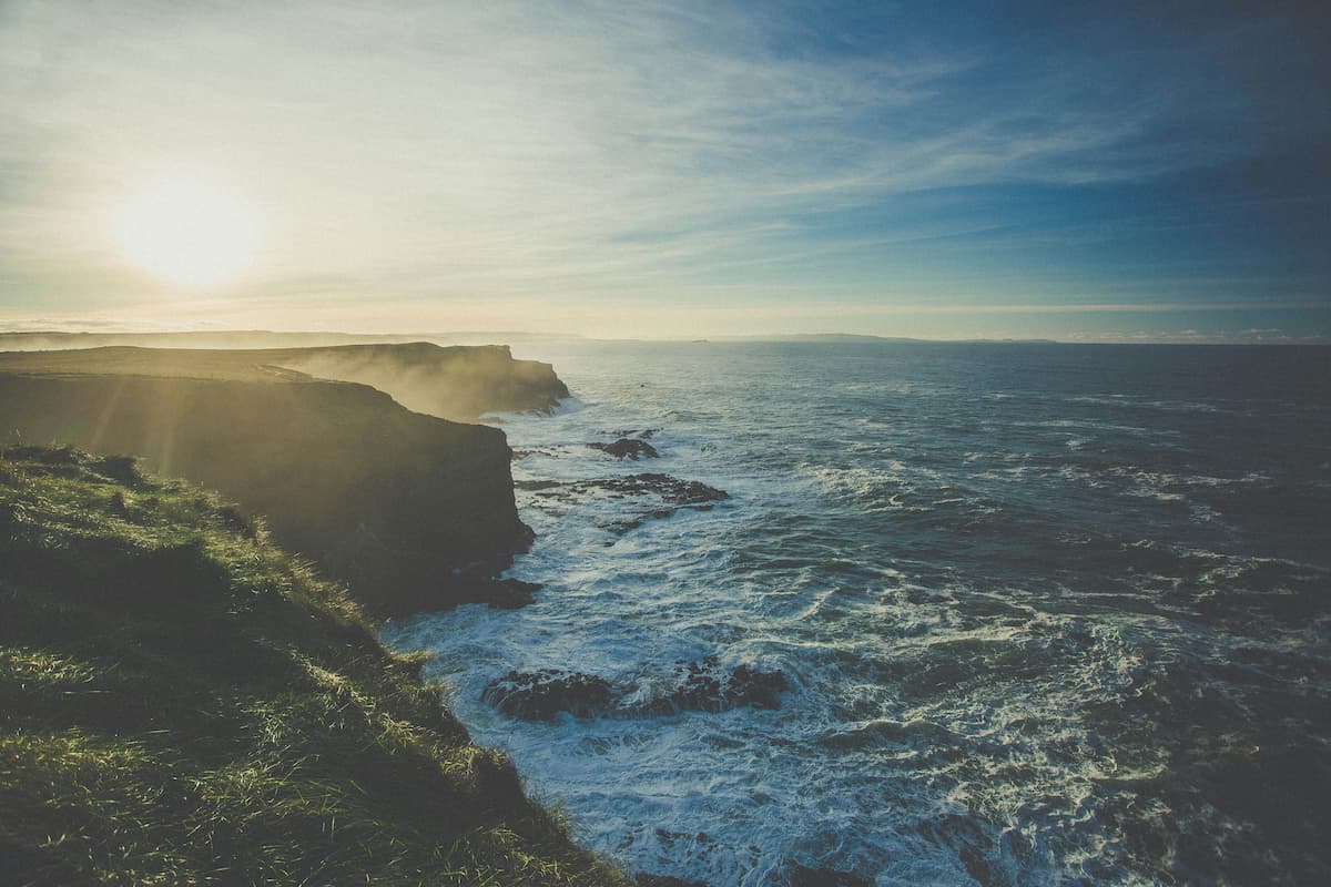 Zeitqualität-April-2026 Weite Meeresküste mit Felsen und Licht als Sinnbild für die Zeitqualität April 2026 und den Fluss der fünf Elemente im Bazi