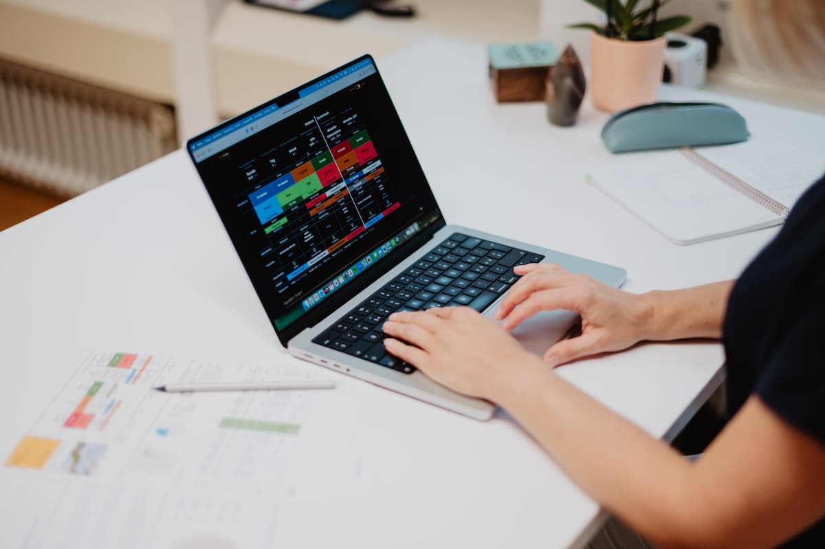 Maria Kosmala analysiert Bazi Chart auf dem Laptop – individuelle Bazi Analyse für Bazi Reading mit Tiefe und Struktur