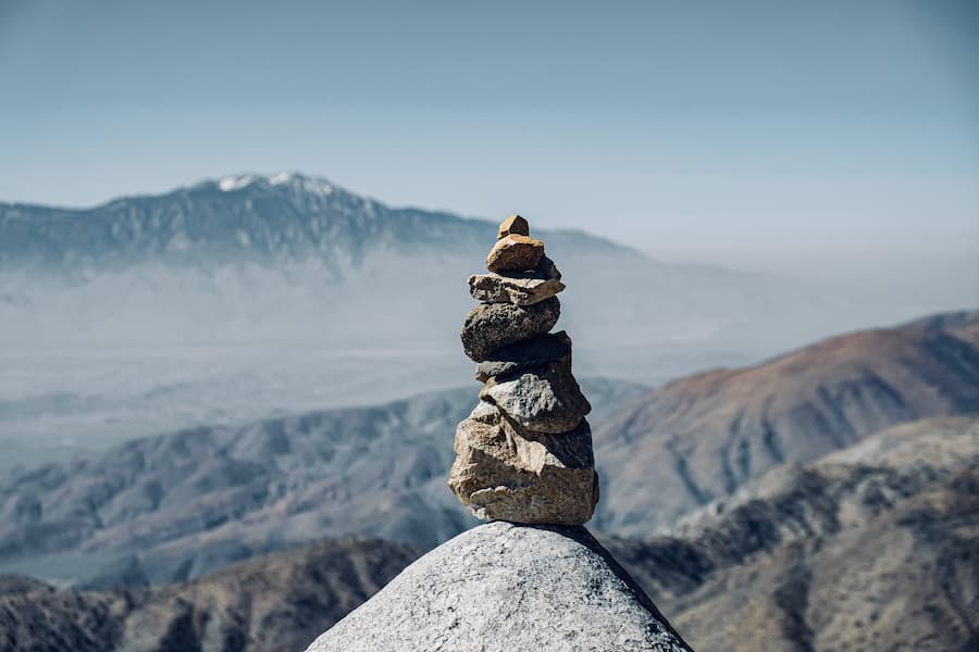 Bazi Wisdom 2 – Wachse in deine wahre Größe 1 Steinturm auf Berggipfel mit Blick auf weite Landschaft – Symbol für Stabilität, Klarheit und inneren Bauplan im Bazi Suanming