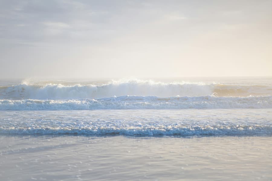 Bazi Wisdom 2 – Wachse in deine wahre Größe 4 Goldenes Licht über weichen Wellen am Meer – Sinnbild für natürliche Zyklen, Zeitqualität und inneres Alignment mit dem richtigen Moment