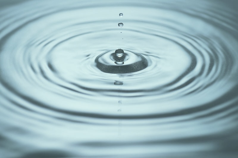 bazi-suanming-reading-spiegel-wassertropfen Wassertropfen und -wellen als Symbol für Spiegelung und Tiefe im Bazi Reading