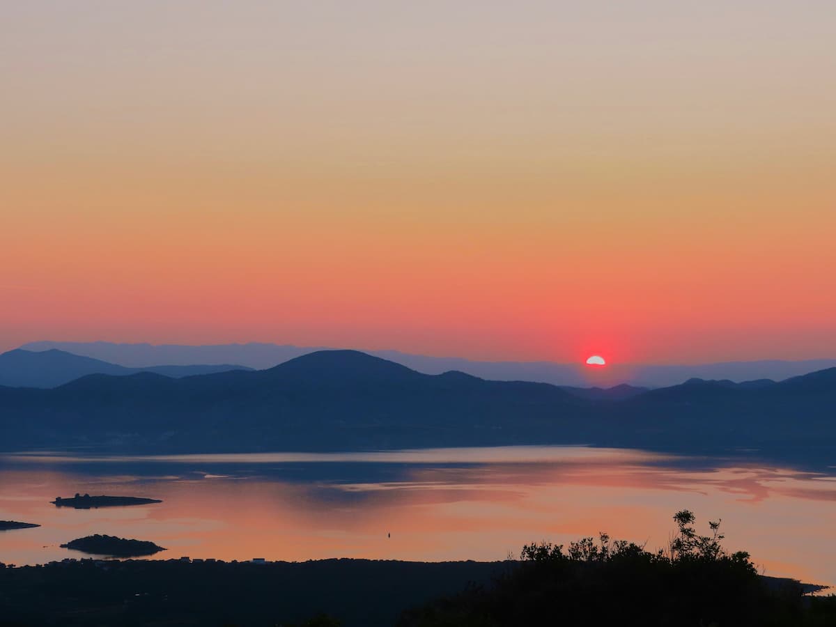 Sonnenaufgang über dem Meer als Symbol für das Erkennen der Seelenaufgabe oder des Seelenplans mit Bazi Suanming