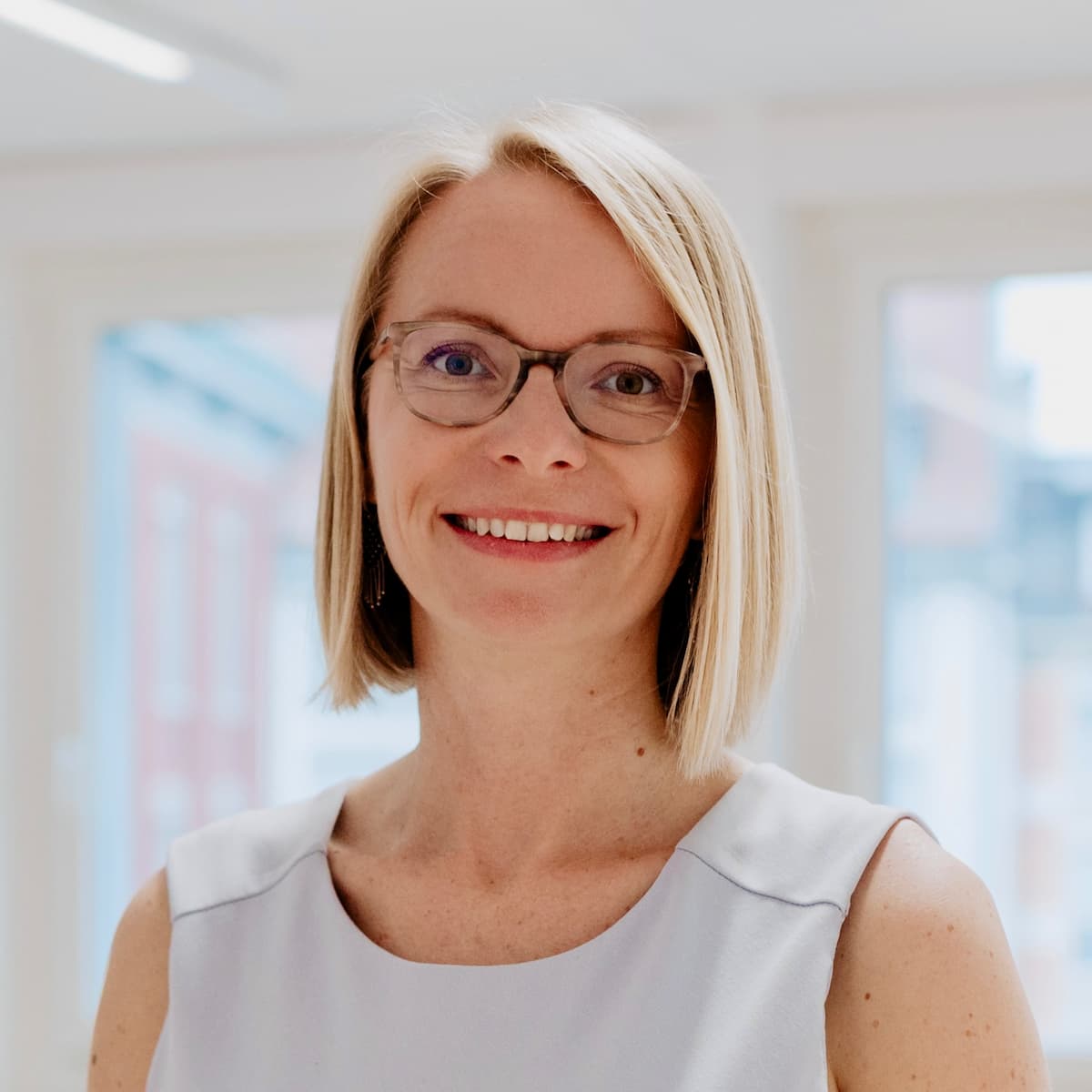 Maria Kosmala – Expertin für Bazi Suanming, Feng Shui & 5 Elemente – Portraitfoto in hellem Raum, freundlich lächelnd, professionelle Ausstrahlung