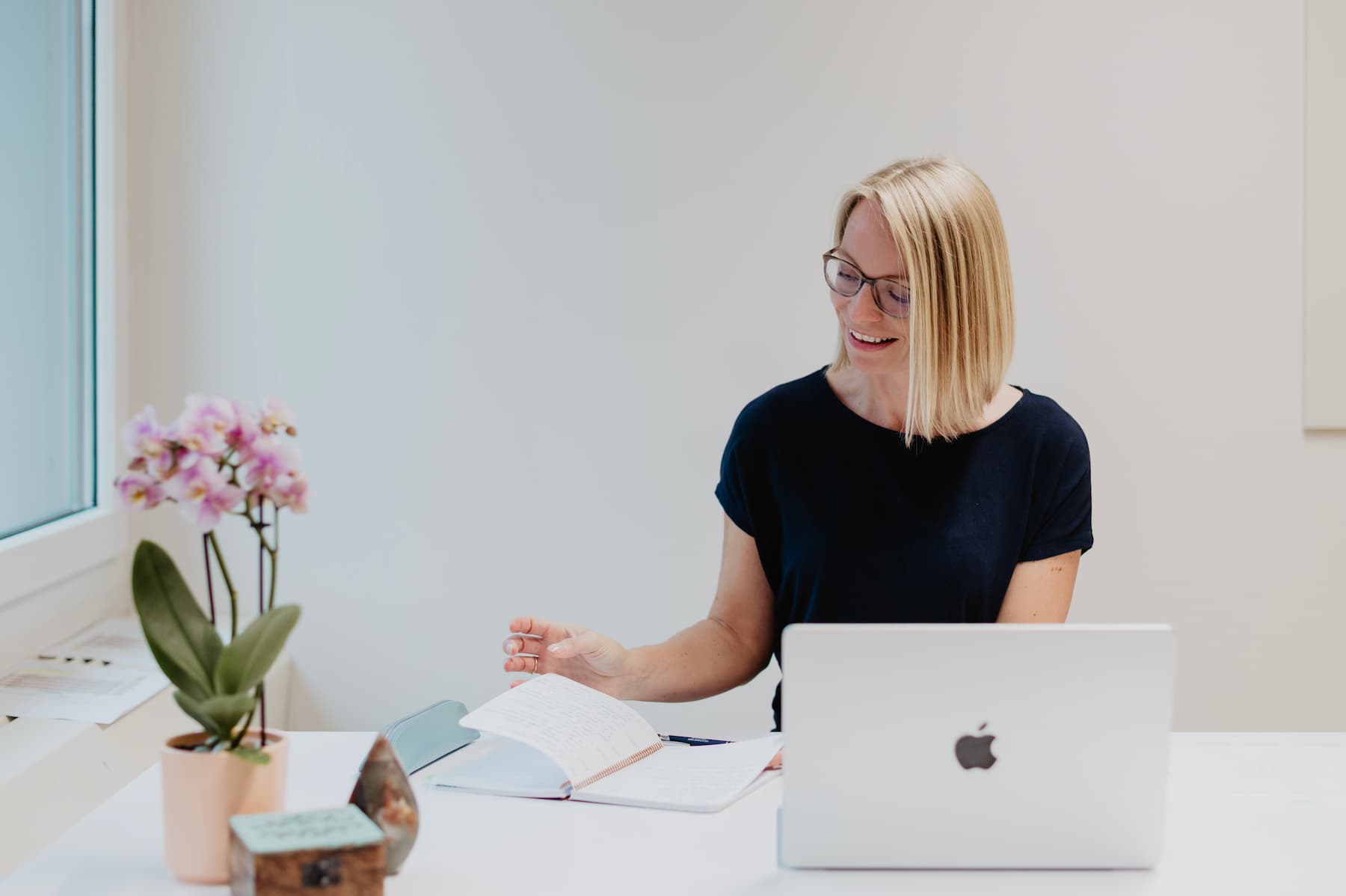 Maria Kosmala bei der Arbeit an Unterlagen für ihre Bazi Suanming Ausbildung am Laptop