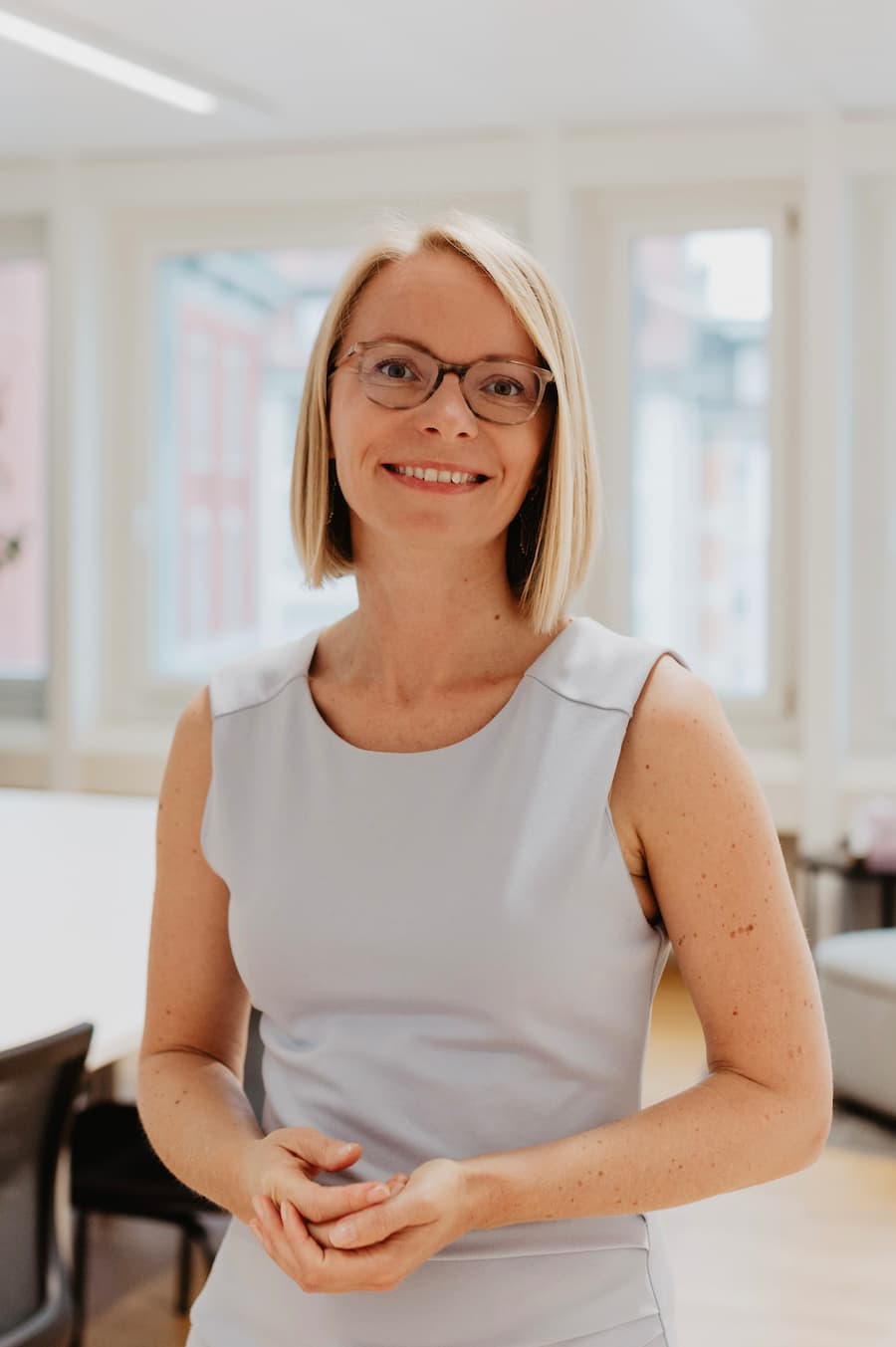 maria-kosmala-bazi-wisdom-academy Maria Kosmala – Porträt als Bazi Wisdom Mentorin, freundlich lächelnd in hellem Kleid, professionelle Atmosphäre