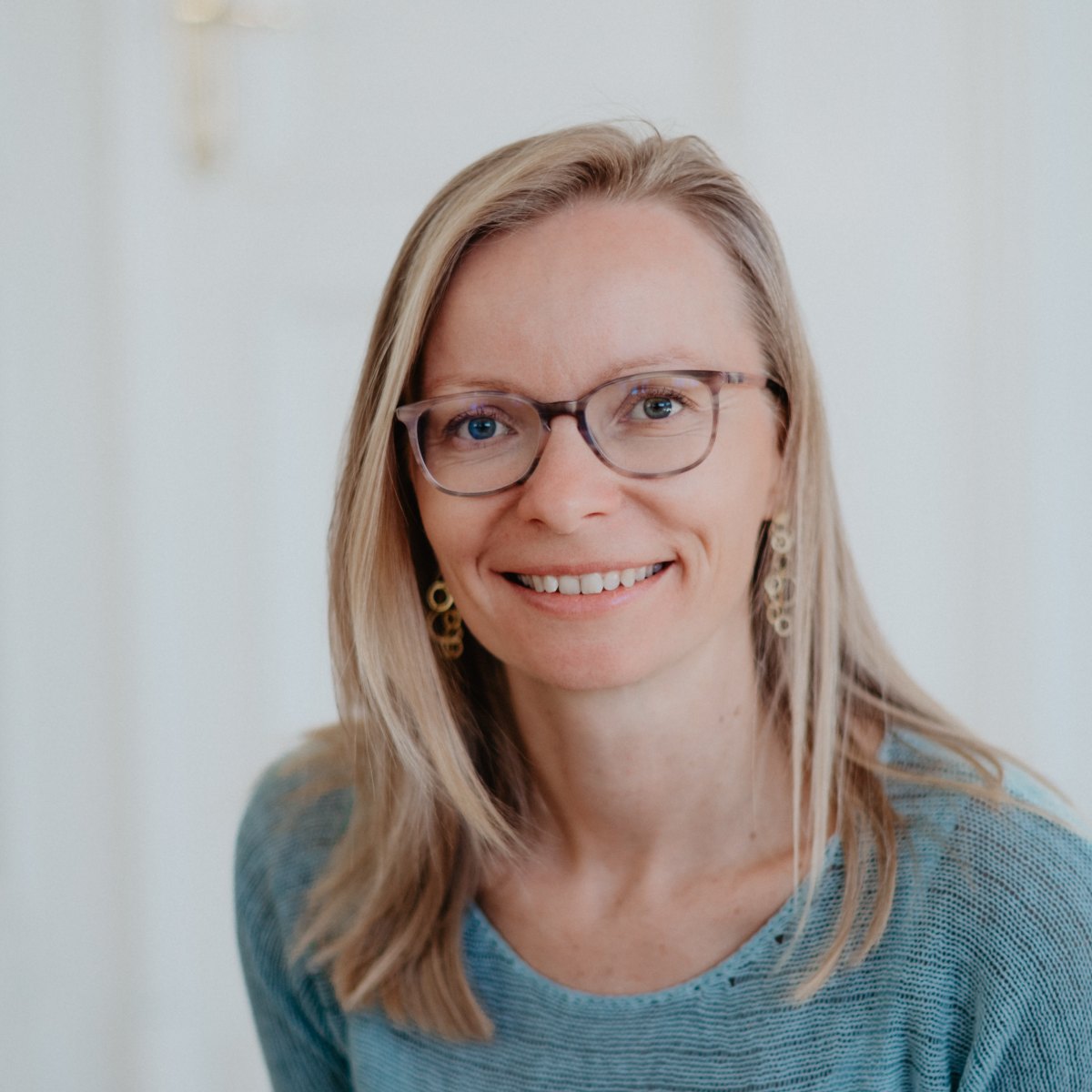 Maria Kosmala, Inhaberin der Bazi Wisdom Academy, lächelnd, im Porträt