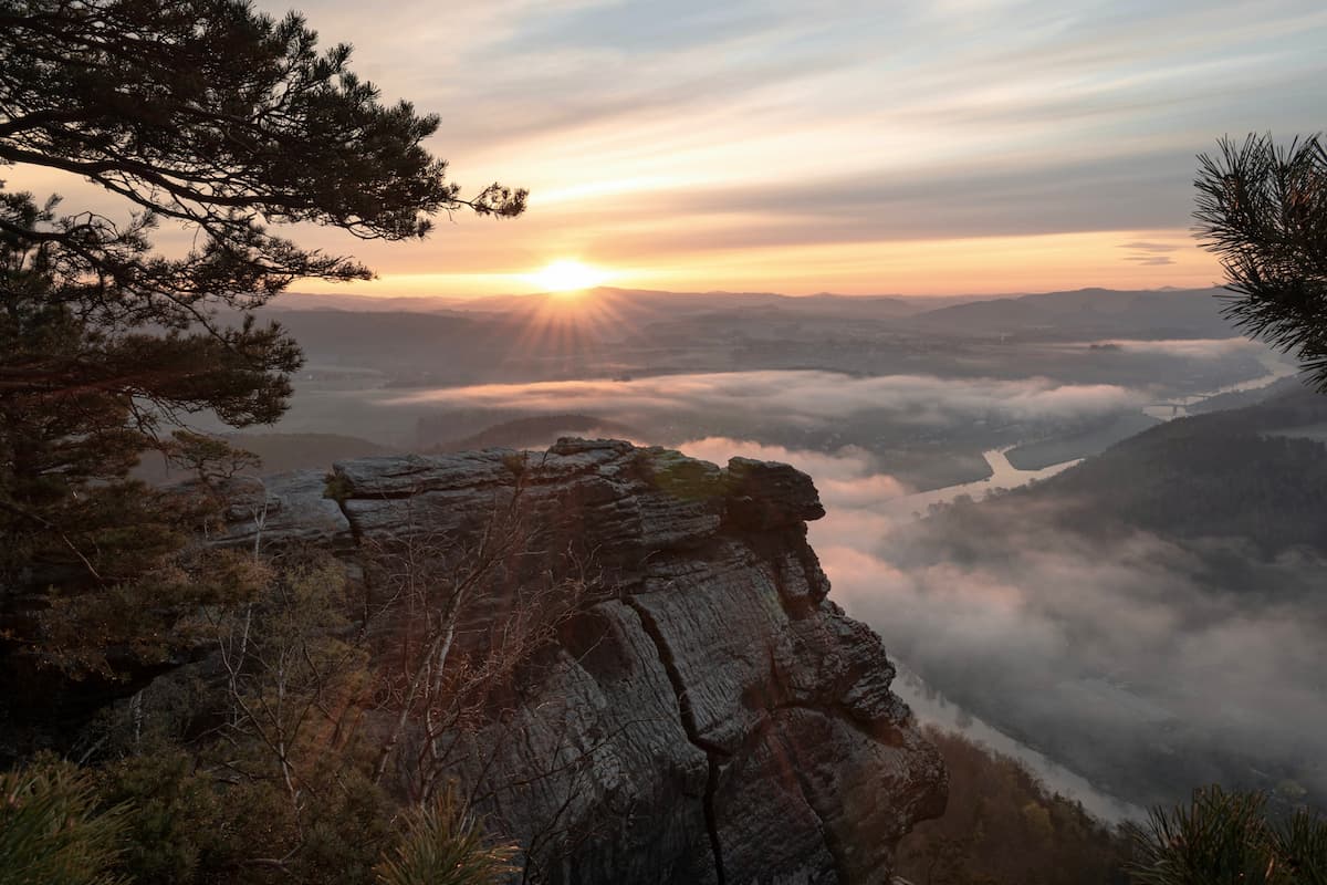 Sonnenaufgang über einem nebligen Tal – Symbolbild für Klarheit, Transformation und die Energie der Yin Metall Schlange im Mai 2025