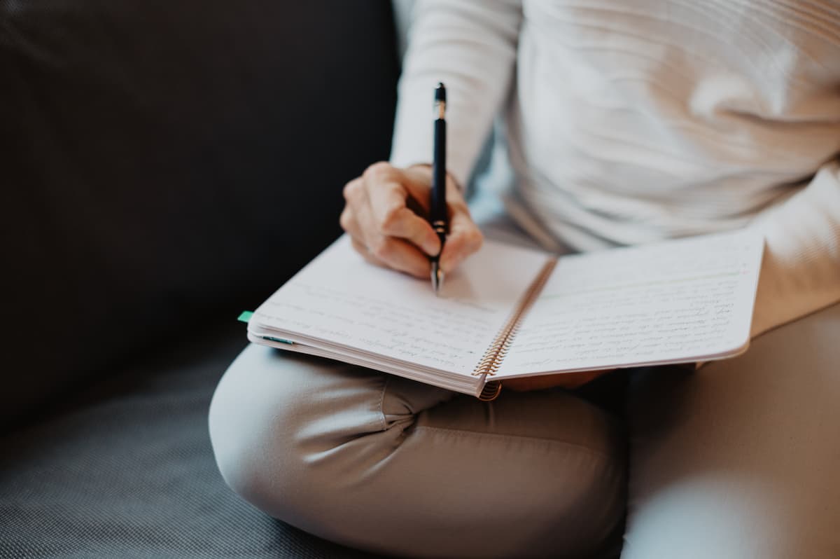 Maria Kosmala schreibt ruhig in ein Notizbuch – ein Moment der Innenschau und Reflexion, passend zur Zeitqualität Dezember 2025 im Bazi Suanming.