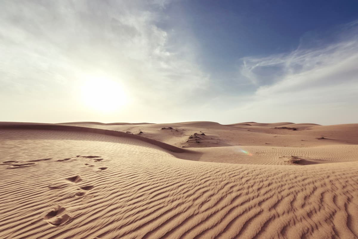 zeitqualität-juni-2026-energie-bazi-chinesische-astrologie Sanddünen und flirrende Sommerhitze als Sinnbild für die intensive Feuerenergie der Zeitqualität Juni 2026