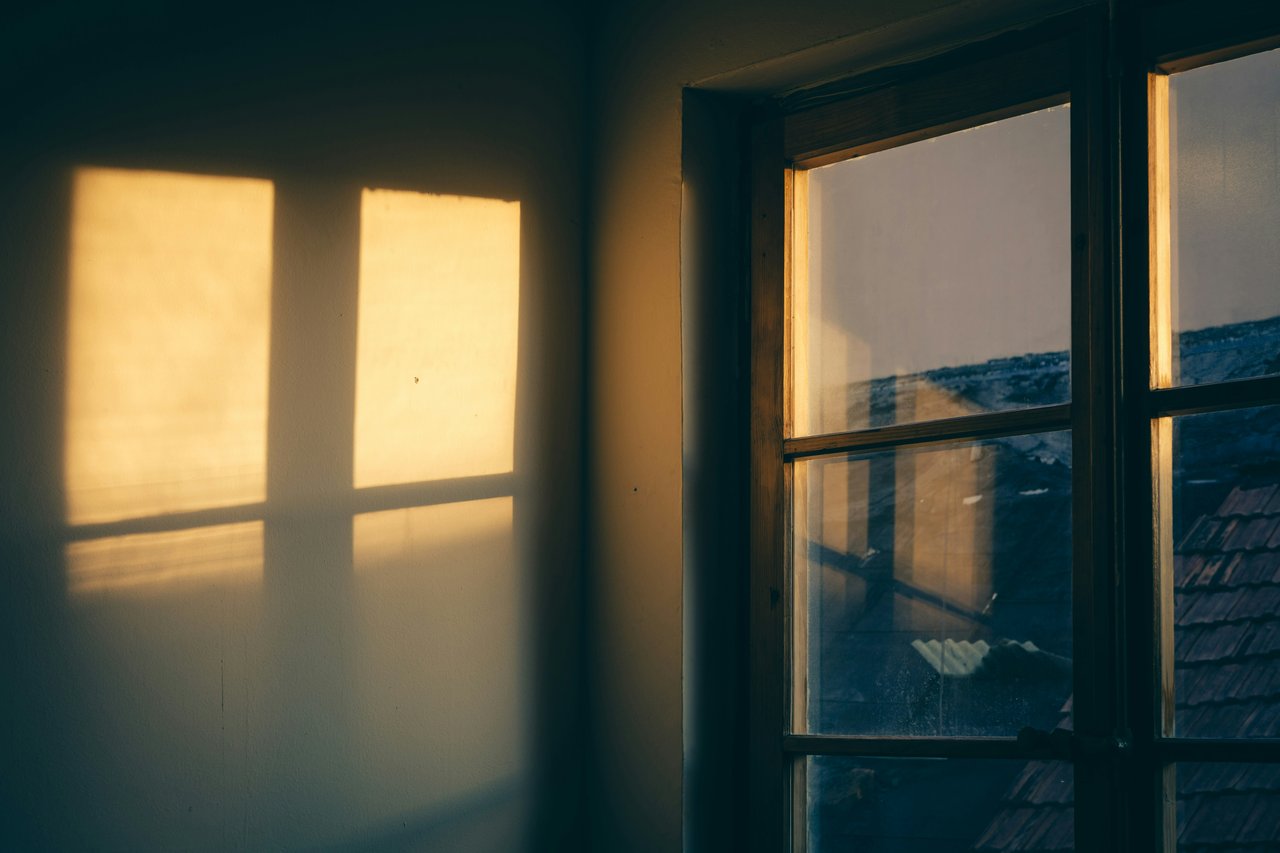 Zeitqualität September 2026 – warmes Abendlicht fällt durch ein Fenster | Bazi Yin Feuer Hahn